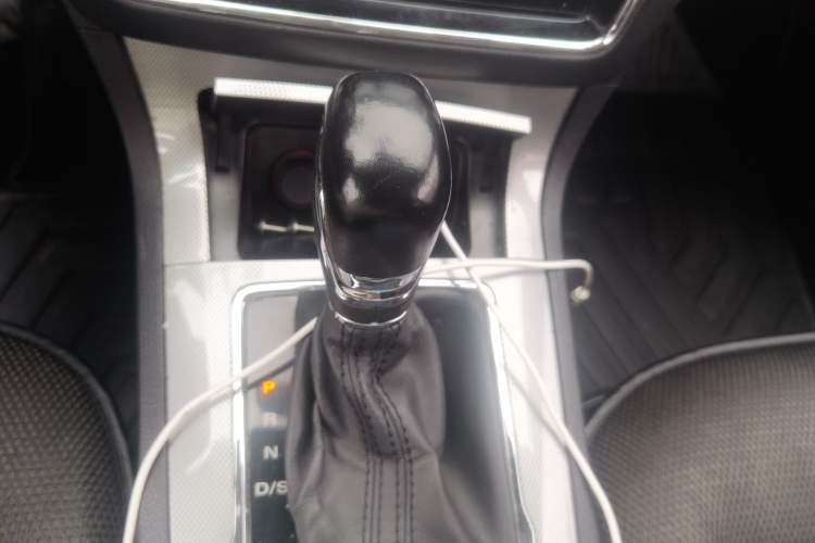 Used Roewe RX5 2018 20T Two-Wheel Drive Automatic Internet Smart Edition Gear Lever