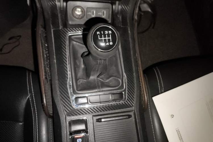 Used Roewe RX5 2018 20T Two-Wheel Drive Manual Internet Smart Edition Gear Lever