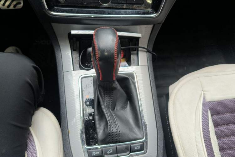 Used Roewe RX5 2018 20T Two-Wheel Drive Automatic Internet Smart Edition Gear Lever