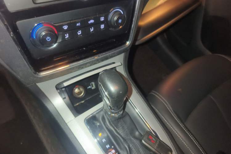 Used Roewe RX5 2018 20T Two-Wheel Drive Automatic Flagship Edition Gear Lever