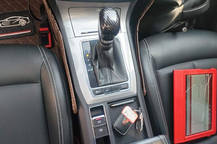Used Roewe RX5 2018 30T Two-Wheel Drive Automatic Internet Platinum Edition Gear Lever