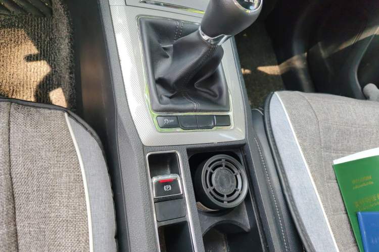 Used Roewe RX5 2018 20T Two-Wheel Drive Manual Flagship Edition Gear Lever