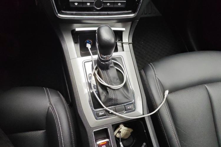 Used Roewe RX5 2018 20T Two-Wheel Drive Automatic Internet Smart Edition Gear Lever