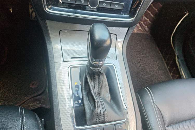 Used Roewe RX5 2018 20T Two-Wheel Drive Automatic Internet Smart Luxury Edition Gear Lever