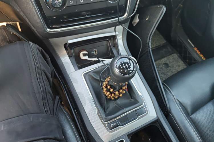 Used Roewe RX5 2018 20T Two-Wheel Drive Manual Flagship Edition Gear Lever