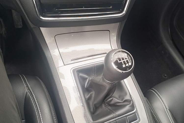 Used Roewe RX5 2018 20T Two-Wheel Drive Manual Flagship Edition Gear Lever
