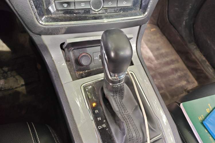 Used Roewe RX5 2018 20T Two-Wheel Drive Automatic Internet Smart Edition Gear Lever