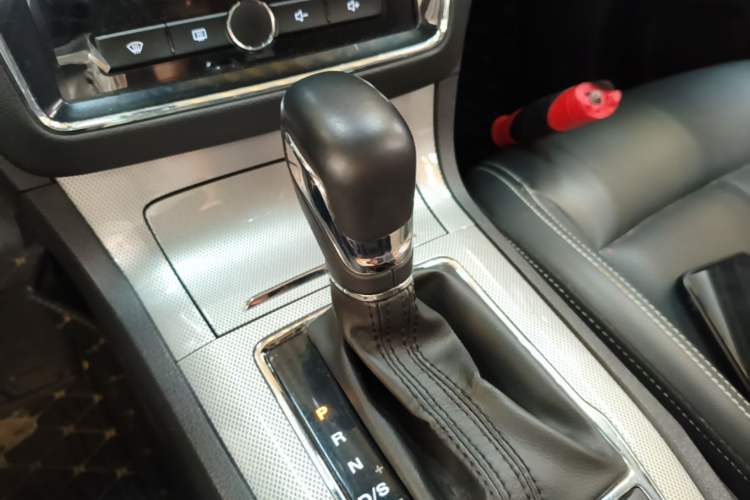 Used Roewe RX5 2018 20T Two-Wheel Drive Automatic Internet Smart Edition Gear Lever