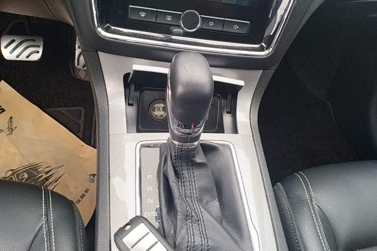 Used Roewe RX5 2018 20T Two-Wheel Drive Automatic Internet Smart Luxury Edition Gear Lever
