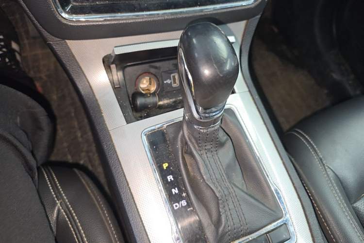 Used Roewe RX5 2018 20T Two-Wheel Drive Automatic Internet Smart Edition Gear Lever