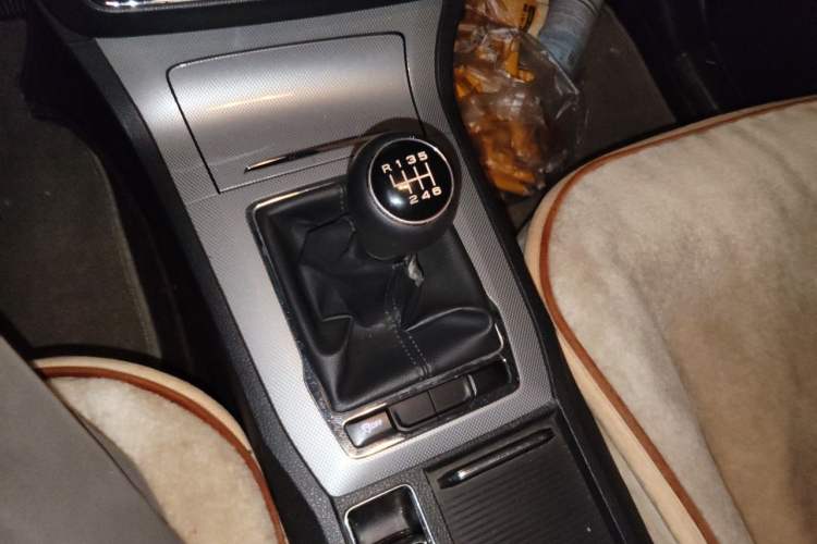 Used Roewe RX5 2018 20T Two-Wheel Drive Manual Flagship Edition Gear Lever