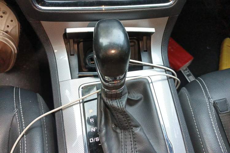 Used Roewe RX5 2018 20T Two-Wheel Drive Automatic Internet Smart Edition Gear Lever