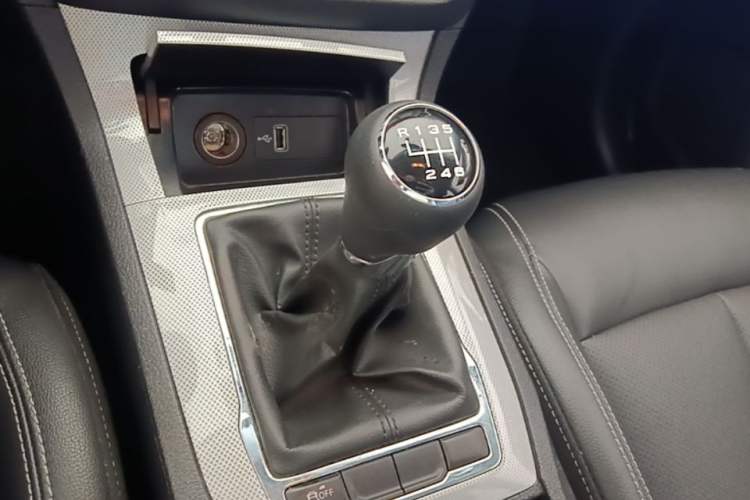 Used Roewe RX5 2018 20T Two-Wheel Drive Manual Flagship Edition Gear Lever