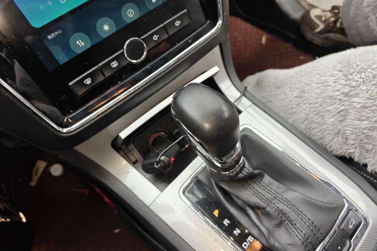 Used Roewe RX5 2018 20T Two-Wheel Drive Automatic Internet Smart Edition Gear Lever