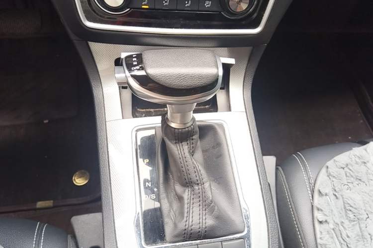 Used Roewe RX5 2018 20T Two-Wheel Drive Automatic Flagship Edition Gear Lever