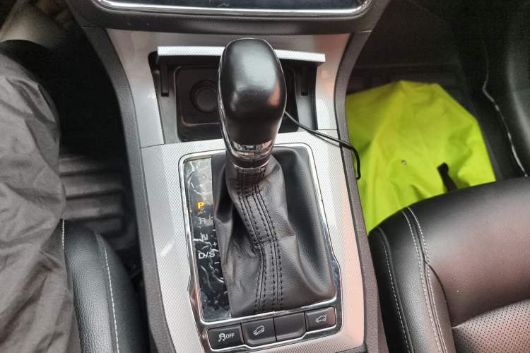 Used Roewe RX5 2018 20T Two-Wheel Drive Automatic Internet Smart Edition Gear Lever