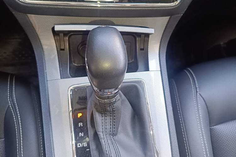 Used Roewe RX5 2018 20T Two-Wheel Drive Automatic Internet Smart Luxury Edition Gear Lever