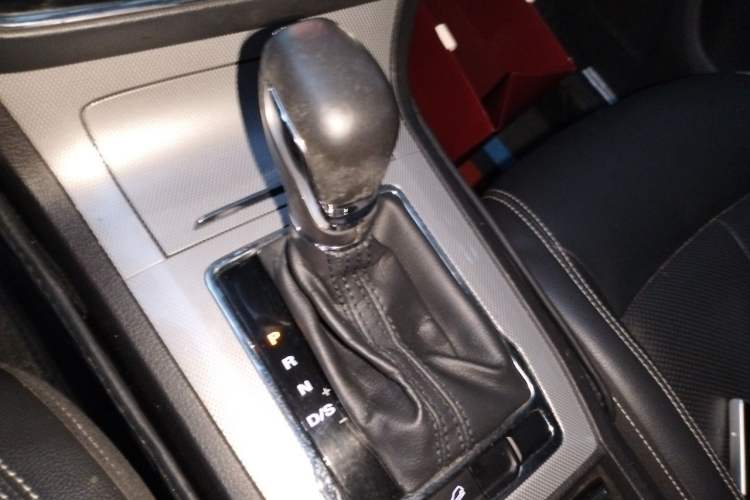 Used Roewe RX5 2018 20T Two-Wheel Drive Automatic Internet Smart Edition Gear Lever