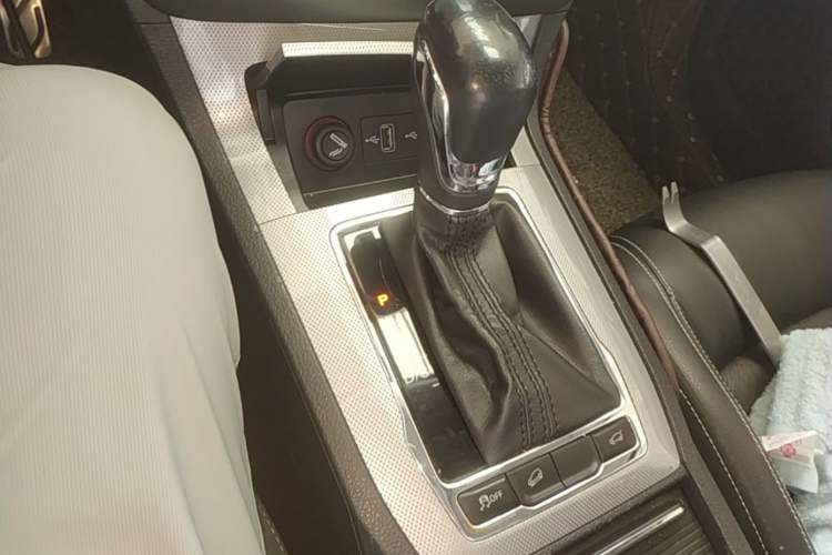 Used Roewe RX5 2018 20T Two-Wheel Drive Automatic Internet Smart Edition Gear Lever