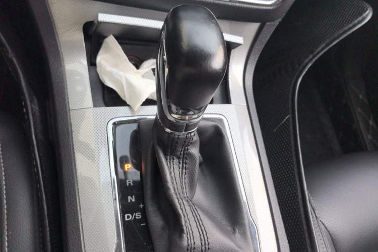 Used Roewe RX5 2018 20T Two-Wheel Drive Automatic Internet Smart Edition Gear Lever