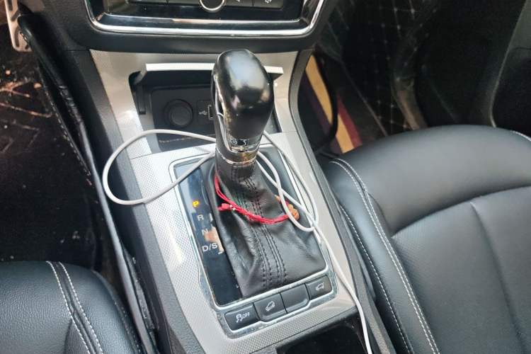 Used Roewe RX5 2018 20T Two-Wheel Drive Automatic Internet Smart Edition Gear Lever