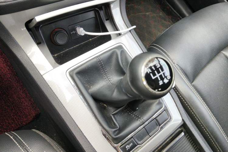 Used Roewe RX5 2018 20T Two-Wheel Drive Manual Flagship Edition Gear Lever