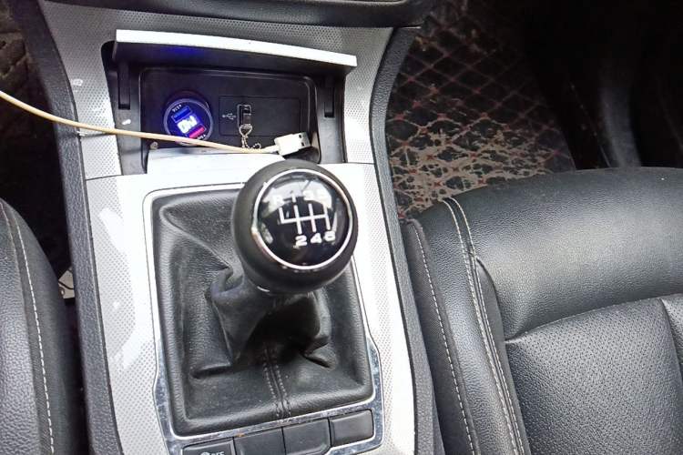 Used Roewe RX5 2018 20T Two-Wheel Drive Manual Flagship Edition Gear Lever