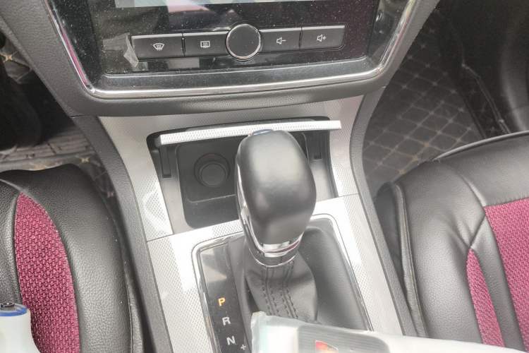 Used Roewe RX5 2018 20T Two-Wheel Drive Automatic Internet Smart Edition Gear Lever