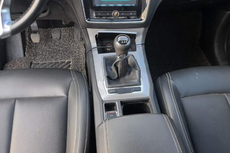 Used Roewe RX5 2018 20T Two-Wheel Drive Manual Internet Smart Edition Gear Lever