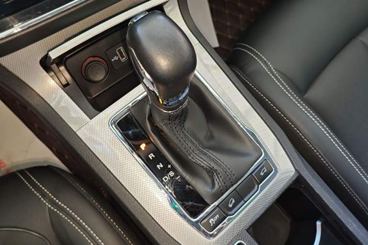 Used Roewe RX5 2018 30T Two-Wheel Drive Automatic Internet Platinum Edition Gear Lever