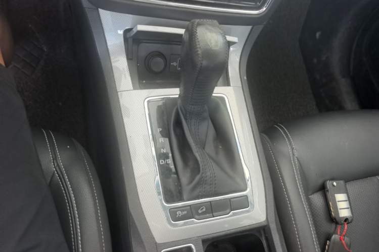 Used Roewe RX5 2018 20T Two-Wheel Drive Automatic Flagship Edition Gear Lever