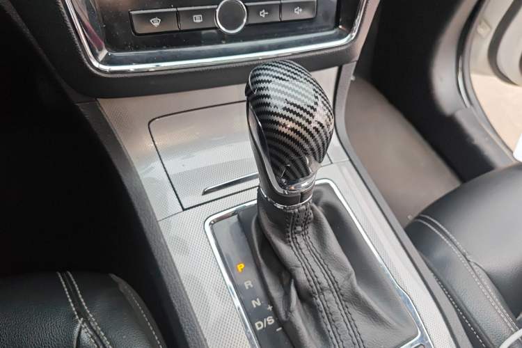 Used Roewe RX5 2018 20T Two-Wheel Drive Automatic Internet Smart Edition Gear Lever