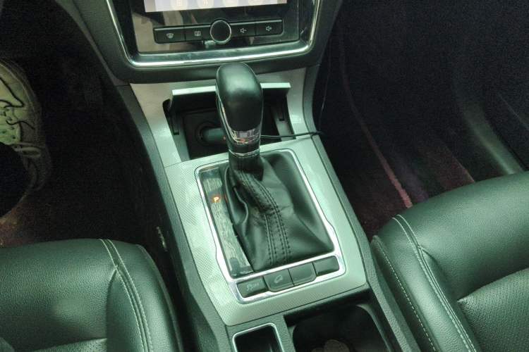 Used Roewe RX5 2018 20T Two-Wheel Drive Automatic Internet Smart Edition Gear Lever