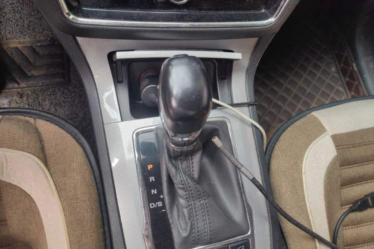 Used Roewe RX5 2018 20T Two-Wheel Drive Automatic Internet Smart Edition Gear Lever