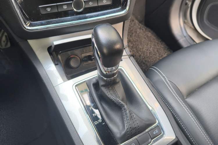 Used Roewe RX5 2018 30T Two-Wheel Drive Automatic Internet Platinum Edition Gear Lever
