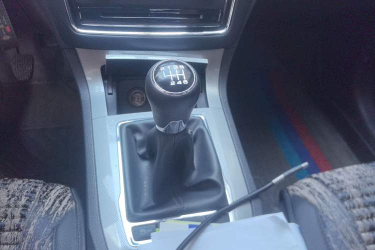 Used Roewe RX5 2018 20T Two-Wheel Drive Manual Flagship Edition Gear Lever
