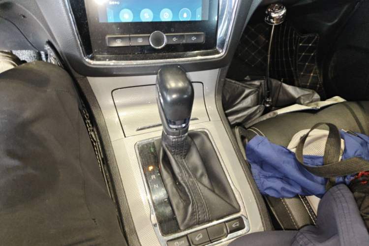 Used Roewe RX5 2018 20T Two-Wheel Drive Automatic Internet Smart Edition Gear Lever