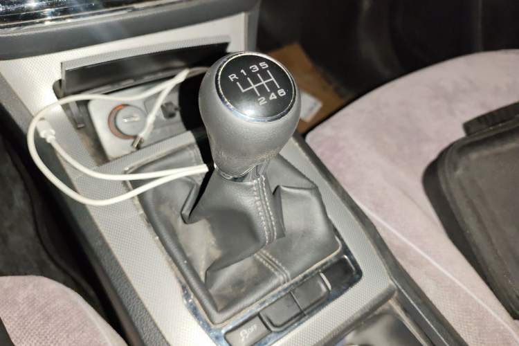 Used Roewe RX5 2018 20T Two-Wheel Drive Manual Flagship Edition Gear Lever