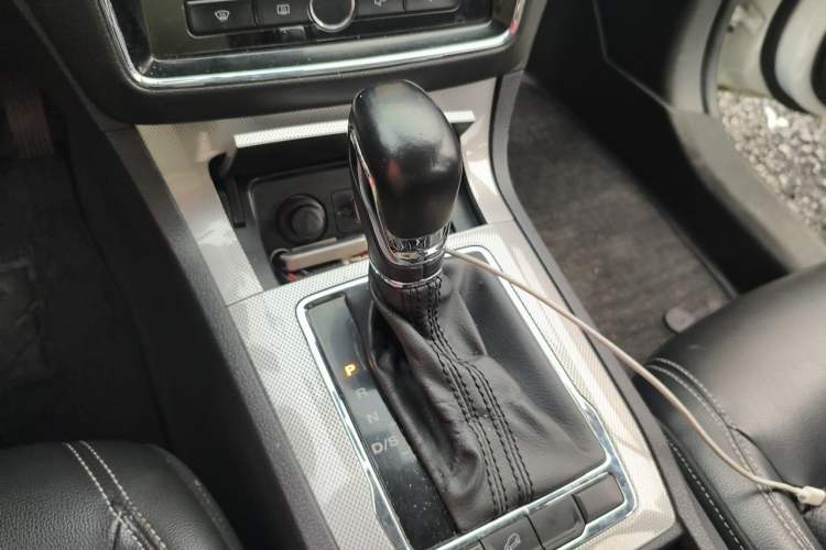 Used Roewe RX5 2018 20T Two-Wheel Drive Automatic Internet Smart Edition Gear Lever