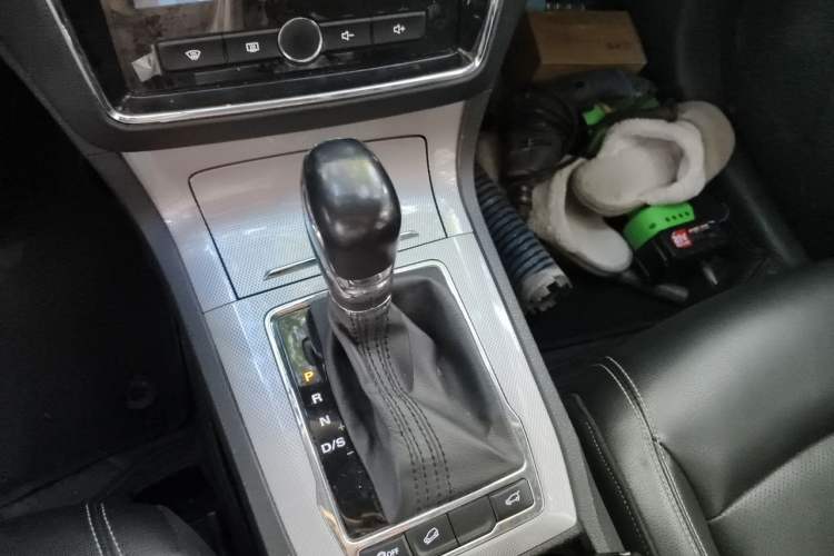 Used Roewe RX5 2018 20T Two-Wheel Drive Automatic Internet Smart Edition Gear Lever