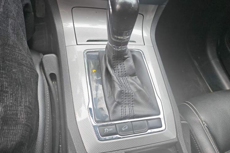 Used Roewe RX5 2018 20T Two-Wheel Drive Automatic Internet Smart Edition Gear Lever