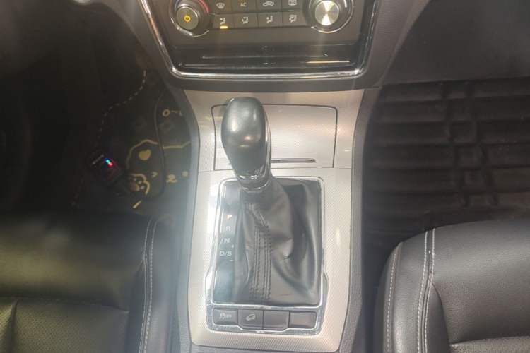 Used Roewe RX5 2018 20T Two-Wheel Drive Automatic Flagship Edition Gear Lever