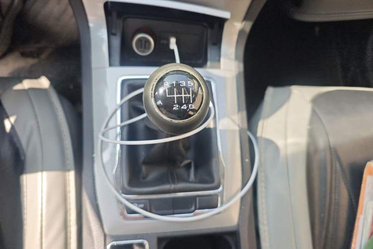 Used Roewe RX5 2018 20T Two-Wheel Drive Manual Flagship Edition Gear Lever