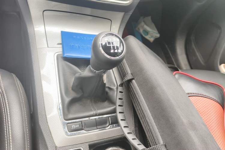 Used Roewe RX5 2018 20T Two-Wheel Drive Manual Flagship Edition Gear Lever