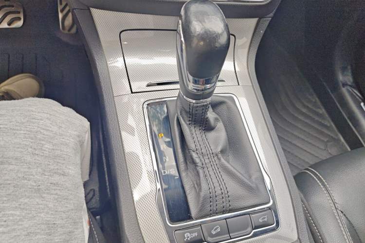 Used Roewe RX5 2018 20T Two-Wheel Drive Automatic Internet Smart Edition Gear Lever