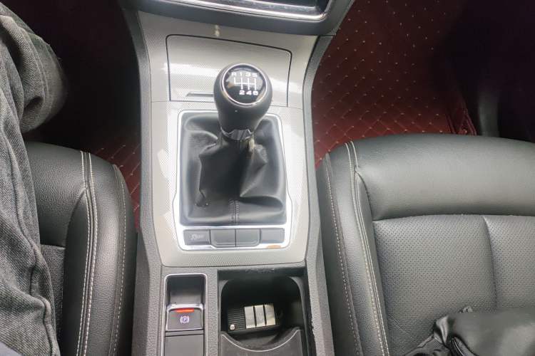 Used Roewe RX5 2018 20T Two-Wheel Drive Manual Internet Smart Edition Gear Lever