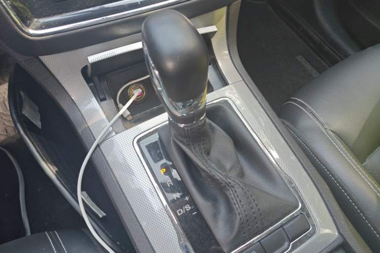 Used Roewe RX5 2018 20T Two-Wheel Drive Automatic Internet Smart Edition Gear Lever