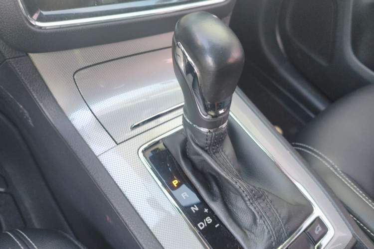 Used Roewe RX5 2018 20T Two-Wheel Drive Automatic Internet Smart Edition Gear Lever