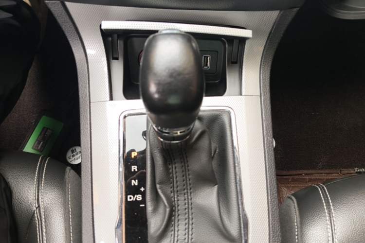 Used Roewe RX5 2018 30T Two-Wheel Drive Automatic Internet Platinum Edition Gear Lever