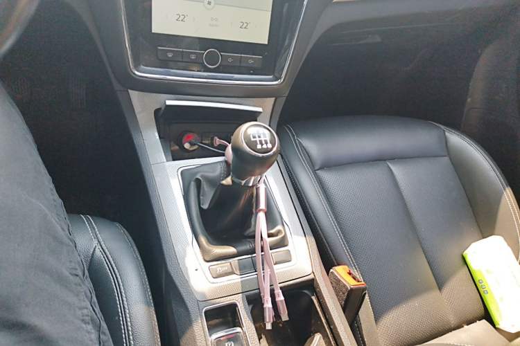 Used Roewe RX5 2018 20T Two-Wheel Drive Manual Internet Smart Edition Gear Lever